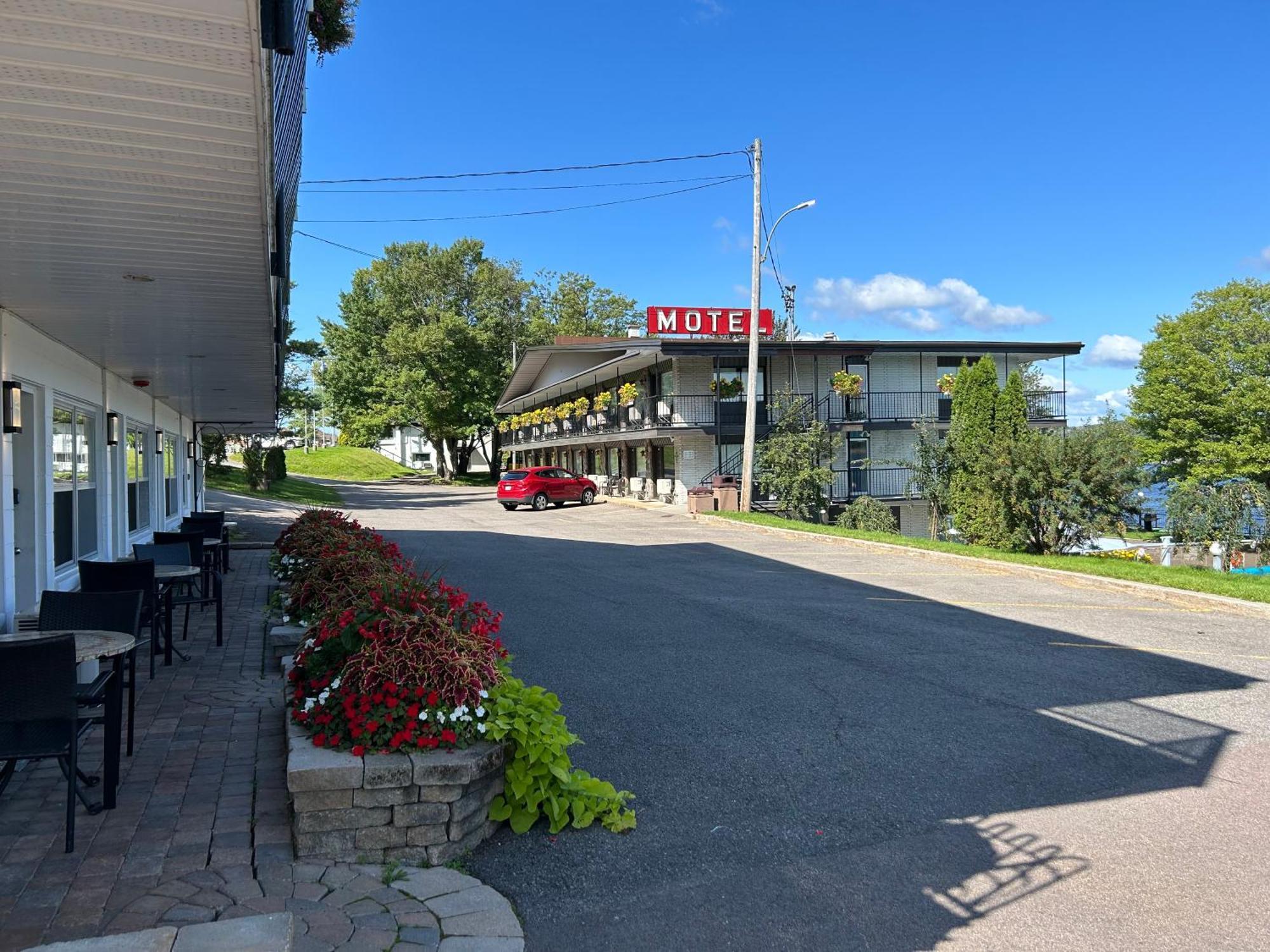 Motel Panoramique Saguenay Zewnętrze zdjęcie