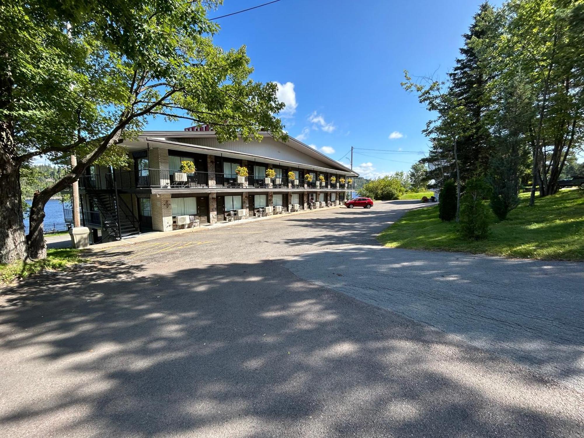 Motel Panoramique Saguenay Zewnętrze zdjęcie